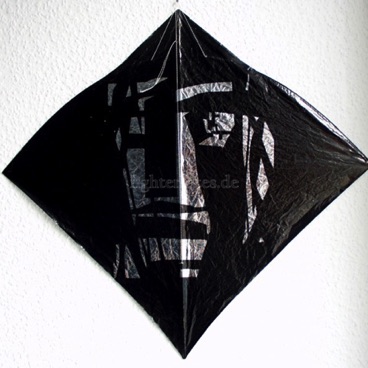 Segel: geätzt
Segelmaterial: Mylar
Bogenstab: Carbon 1,5 mm
Mittelstab: Bambus geschnitzt
Gesamtgewicht: 10,8 g Segel: geätzt
Segelmaterial: Mylar
Bogenstab: Carbon 1,5 mm
Mittelstab: Bambus geschnitzt
Gesamtgewicht: 10,8 g